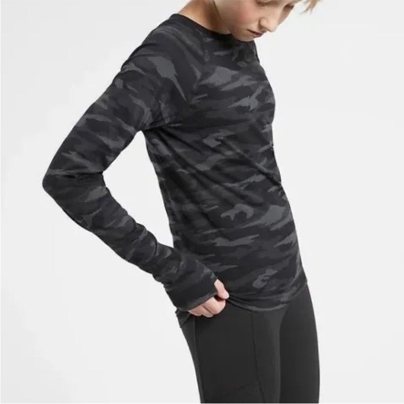ATHLETA GIRL Black Gray Camouflage Camo Power Up Seamless Thumbhole Top Large - Picture 2 of 12